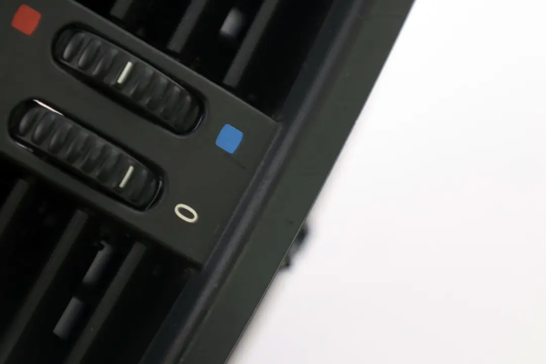 Griglia Di Aerazione Posteriore Della Console Centrale Nero per BMW E60 E61 con numero di parte 6910735 BMW E60 E61 Griglia Di Aerazione Posteriore Della Console Centrale Nero - SKU 6910735 - Numero di parte 6910735