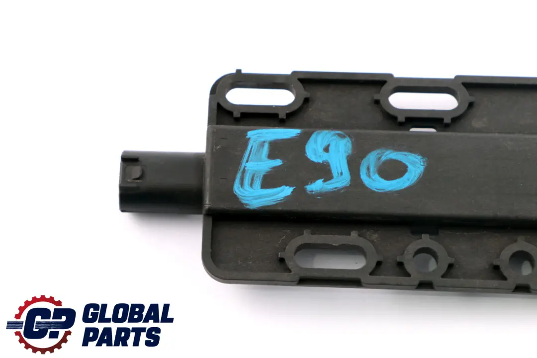 Czujnik Antena Systemu Keyless do BMW E90 Mini R56 o numerze 6922212 BMW E90 Mini R56 Czujnik Antena Systemu Keyless - SKU 6922212 - Numer Części 6922212