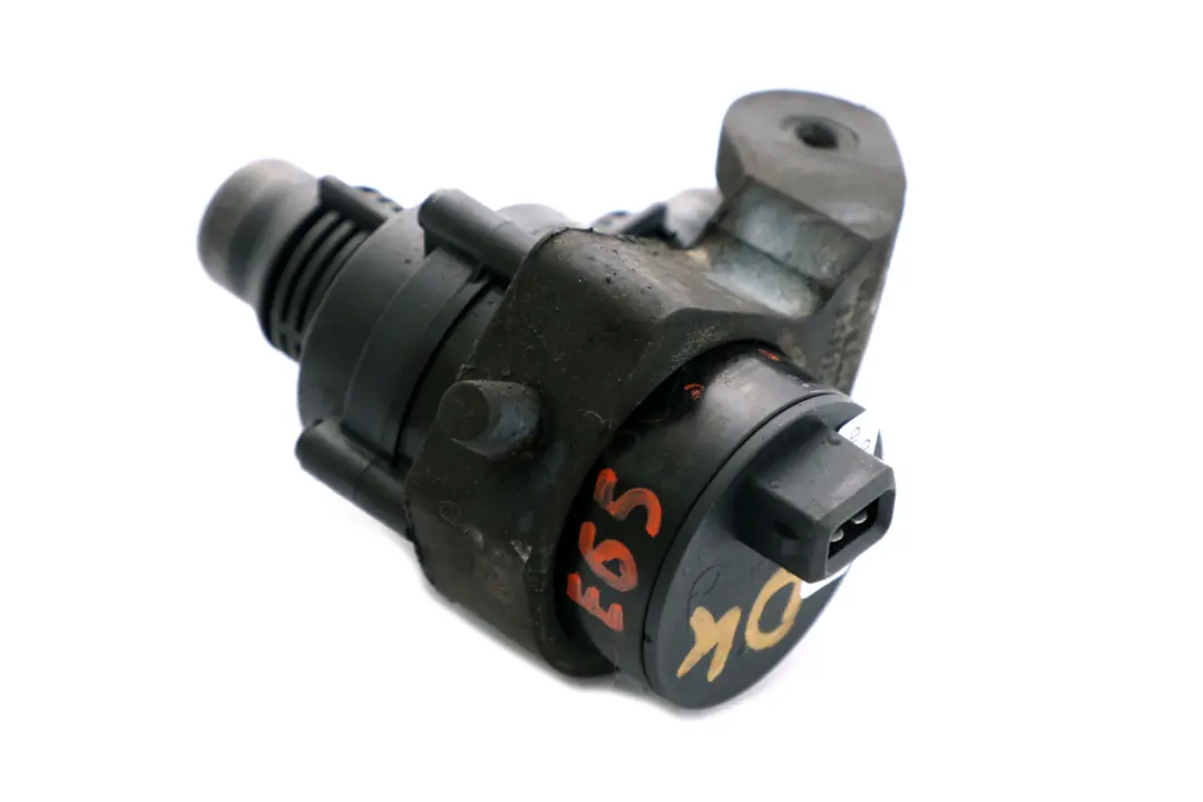 Dodatkowa Pompa Wody do BMW E65 E66 E67 o numerze 6922699 BMW E65 E66 E67 Dodatkowa Pompa Wody - SKU 6922699 - Numer Części 6922699
