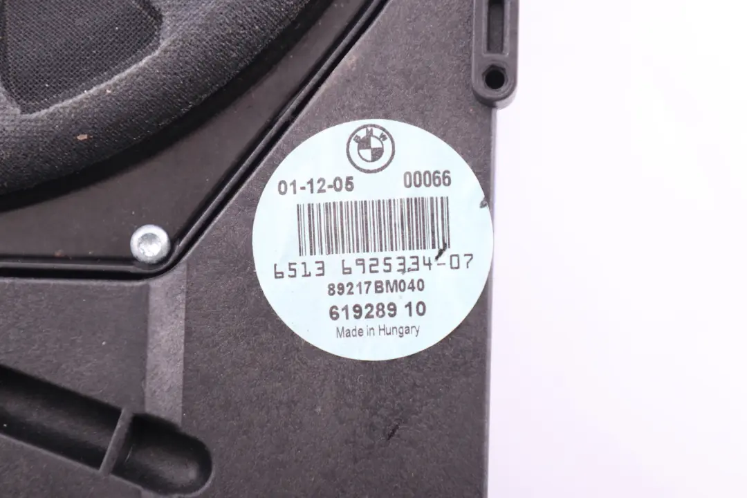 Bajo central derecho HIFI-SYSTEM para BMW E87 E90 E91 con número de pieza 6925334 BMW E87 E90 E91 Bajo central derecho HIFI-SYSTEM - SKU 6925334 - Número de pieza 6925334