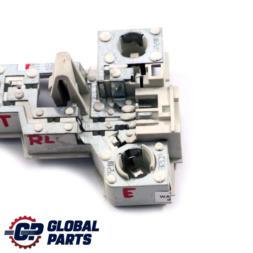 Lampenträger Links Für Blinker Weiss für BMW 3 er E46 mit Teilenummer 6928381 BMW 3 er E46 Lampenträger Links Für Blinker Weiss - SKU 6928381 - Teilenummer 6928381