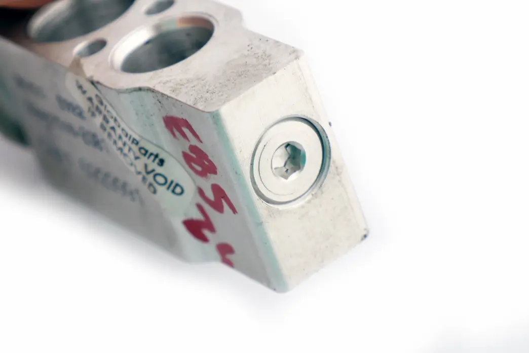 Zawór Rozprężny Klimatyzacji do BMW Z4 E85 E86 o numerze 6929991 BMW Z4 E85 E86 Zawór Rozprężny Klimatyzacji - SKU 6929991 - Numer Części 6929991