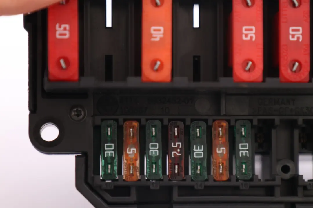 Distribucion De energia el?ctrica Caja De fusibles para BMW E60 E61 E63 E64 con número de pieza 6932452 BMW E60 E61 E63 E64 Distribucion De energia el?ctrica Caja De fusibles - SKU 6932452 - Número de pieza 6932452