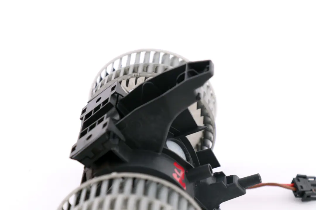 Riscaldamento Ventilatore Motore Ventola Lufte per BMW E60 E61 E63 E64 con numero di parte 6933910 BMW E60 E61 E63 E64 Riscaldamento Ventilatore Motore Ventola Lufte - SKU 6933910 - Numero di parte 6933910