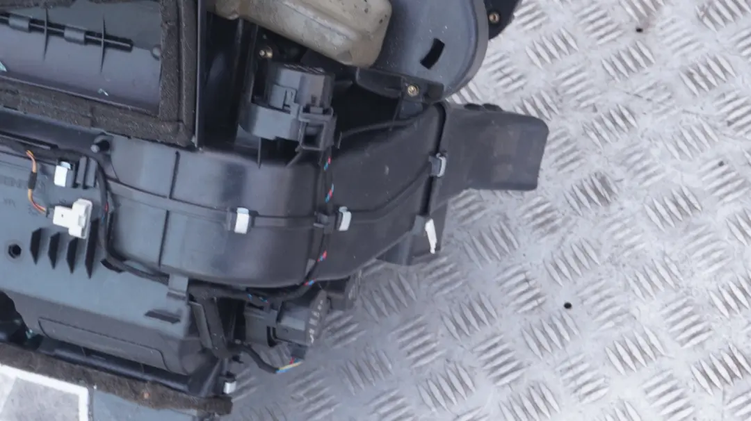 Heater Radiator Blower Matrix Air Box Complete Unit to BMW 6 Series E63 E64 with Part number 6934976 BMW 6 Series E63 E64 Heater Radiator Blower Matrix Air Box Complete Unit - SKU rhd-6934976 - Part number 6934976