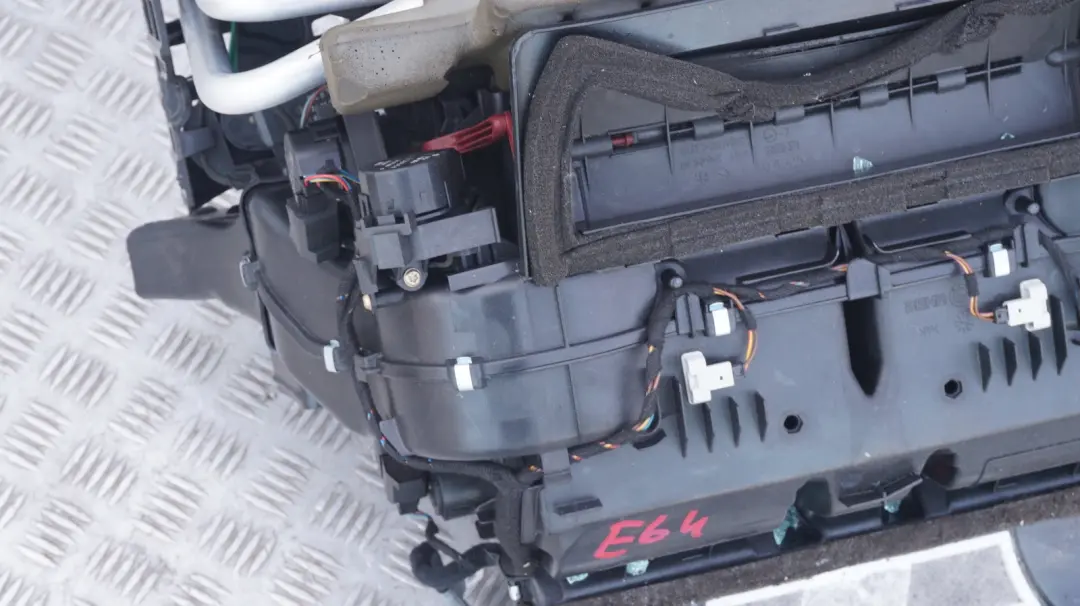 Heater Radiator Blower Matrix Air Box Complete Unit to BMW 6 Series E63 E64 with Part number 6934976 BMW 6 Series E63 E64 Heater Radiator Blower Matrix Air Box Complete Unit - SKU rhd-6934976 - Part number 6934976