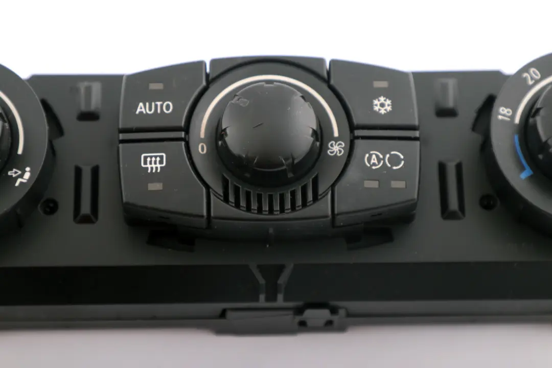 Pannello di controllo dell'aria condizionata automatica A/C per BMW Z4 E85 con numero di parte 6936895 BMW Z4 E85 Pannello di controllo dell'aria condizionata automatica A/C - SKU 6936895 - Numero di parte 6936895