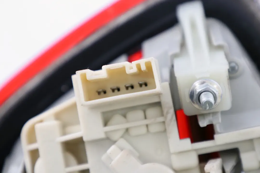 Luz Trasera Izquierda en la Tapa del Maletero ( Luz Trasera ) para BMW E90 con número de pieza 6937459 BMW E90 Luz Trasera Izquierda en la Tapa del Maletero ( Luz Trasera ) - SKU 6937459 - Número de pieza 6937459