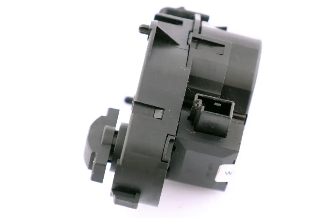 Silniczek Zaworu Nagrzewnicy Nawiewu do BMW E60 E61 E63 E64 o numerze 6942989 BMW E60 E61 E63 E64 Silniczek Zaworu Nagrzewnicy Nawiewu - SKU 6942989 - Numer Części 6942989