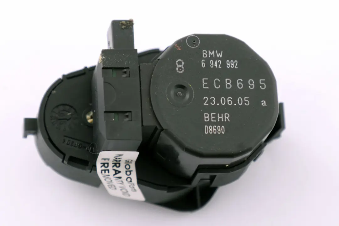 Actuateur Fussraumklappe Droite pour BMW E60 E61 E63 E64 à propos du numéro de pièce 6942992 BMW E60 E61 E63 E64 Actuateur Fussraumklappe Droite - SKU 6942992 - Numéro de pièce 6942992