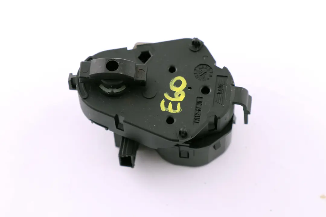 Actuador De La tapa del reposapi?s derecho para BMW E60 E61 E63 E64 con número de pieza 6942992 BMW E60 E61 E63 E64 Actuador De La tapa del reposapi?s derecho - SKU 6942992 - Número de pieza 6942992