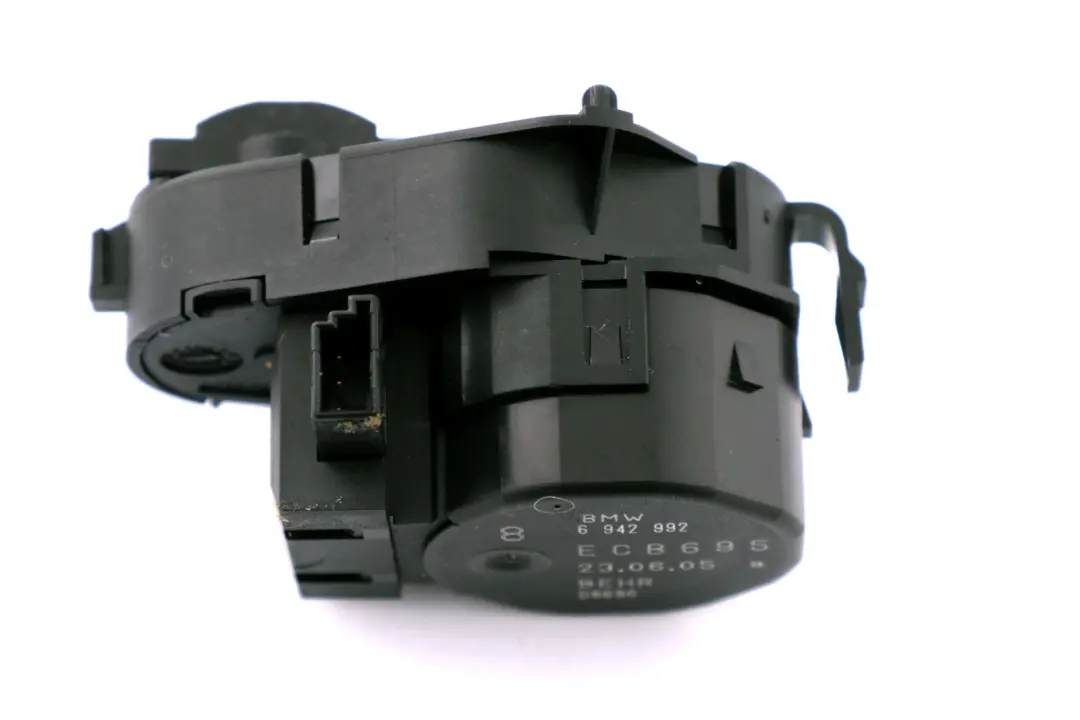 Actuateur Fussraumklappe Droite pour BMW E60 E61 E63 E64 à propos du numéro de pièce 6942992 BMW E60 E61 E63 E64 Actuateur Fussraumklappe Droite - SKU 6942992 - Numéro de pièce 6942992