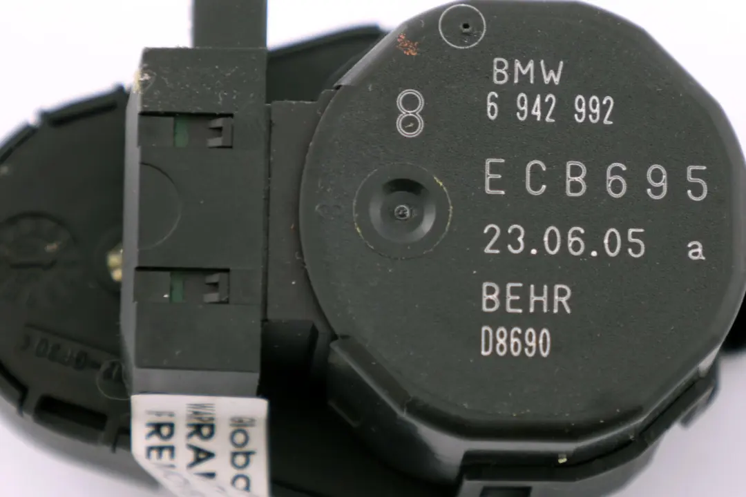 Actuador De La tapa del reposapi?s derecho para BMW E60 E61 E63 E64 con número de pieza 6942992 BMW E60 E61 E63 E64 Actuador De La tapa del reposapi?s derecho - SKU 6942992 - Número de pieza 6942992