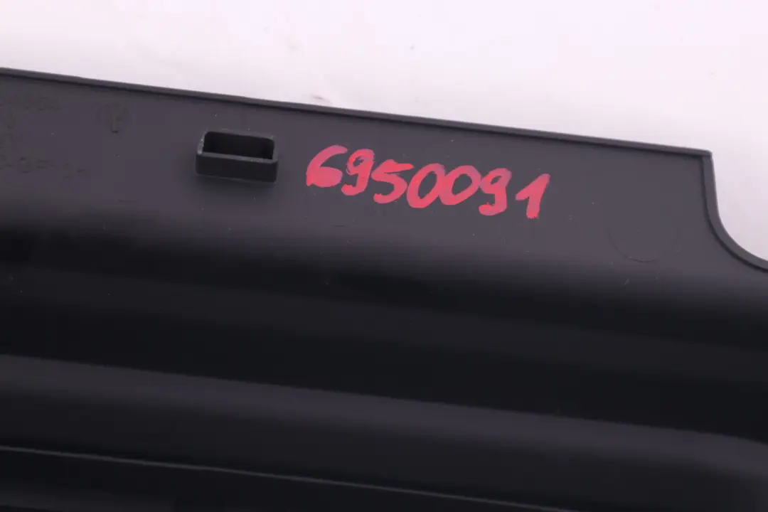 E93N LCI Supporto Griglia Ornamentale Centro Nero 6984854 per BMW E93 con numero di parte 6950091 BMW E93 E93N LCI Supporto Griglia Ornamentale Centro Nero 6984854 - SKU 6950091 - Numero di parte 6950091