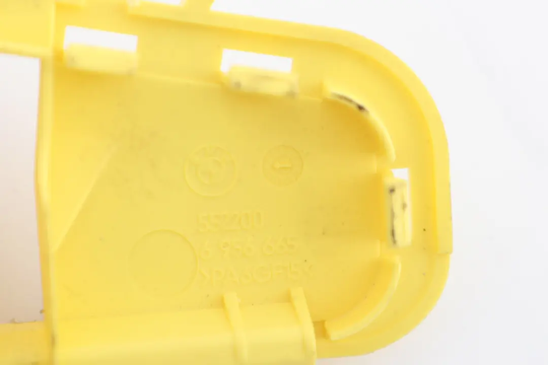 Adapter lewej osłony bagażnika do BMW E90 o numerze 6956665 BMW E90 Adapter lewej osłony bagażnika - SKU 6956665 - Numer Części 6956665