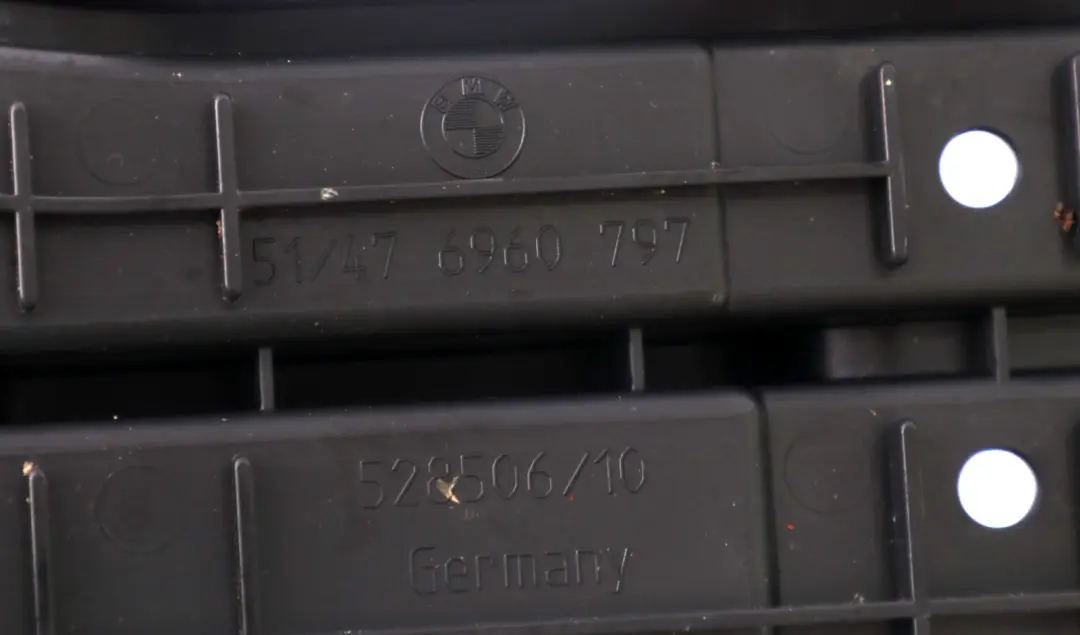 Mocowanie Uchwyt Bagażnika Lewe do BMW E93 o numerze 6960797 BMW E93 Mocowanie Uchwyt Bagażnika Lewe - SKU 6960797 - Numer Części 6960797