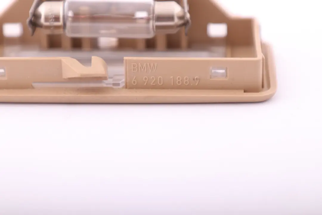 Lampka lustra beżowa do BMW E60 E61 E84 E92 LCI o numerze 6962012 BMW E60 E61 E84 E92 LCI Lampka lustra beżowa - SKU 6962012 - Numer Części 6962012