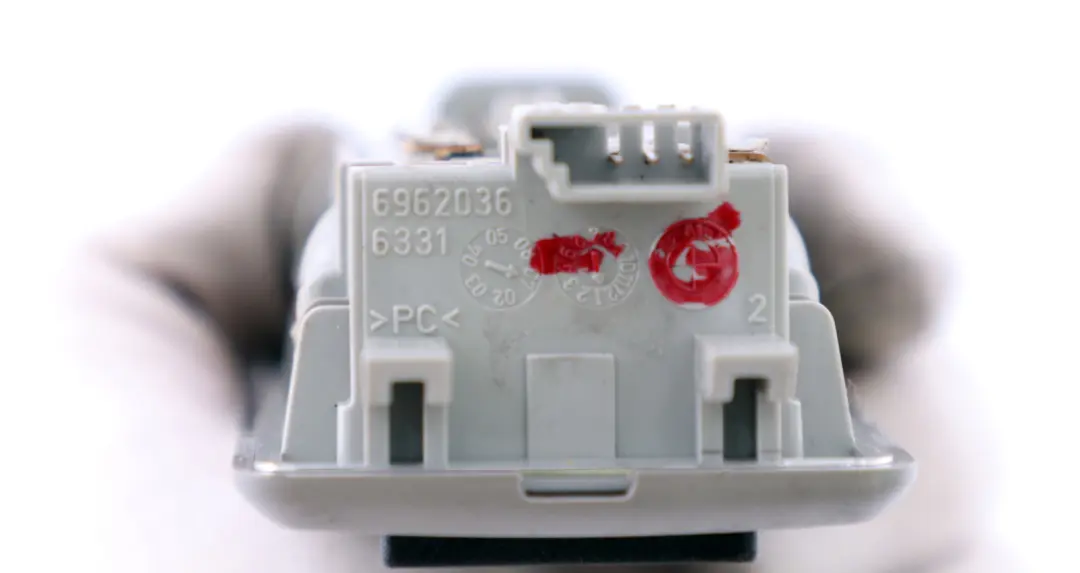 Luz De Lectura Interior Trasera Gris para BMW E53 E83 E83 con número de pieza 6962036 BMW E53 E83 E83 Luz De Lectura Interior Trasera Gris - SKU 6962036-G - Número de pieza 6962036