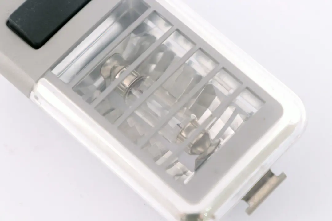 E83N LCI Lampada Lettura Interna Posteriore Grigio per BMW X3 X5 E53 E83 con numero di parte 6962036 BMW X3 X5 E53 E83 E83N LCI Lampada Lettura Interna Posteriore Grigio - SKU 6962036-G - Numero di parte 6962036