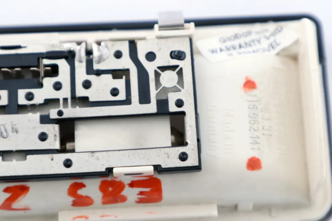 Interior Trasero Techo Luces De Lectura Negro para BMW Z4 E83 E85 E46 con número de pieza 6962141 BMW Z4 E83 E85 E46 Interior Trasero Techo Luces De Lectura Negro - SKU 6962141 - Número de pieza 6962141