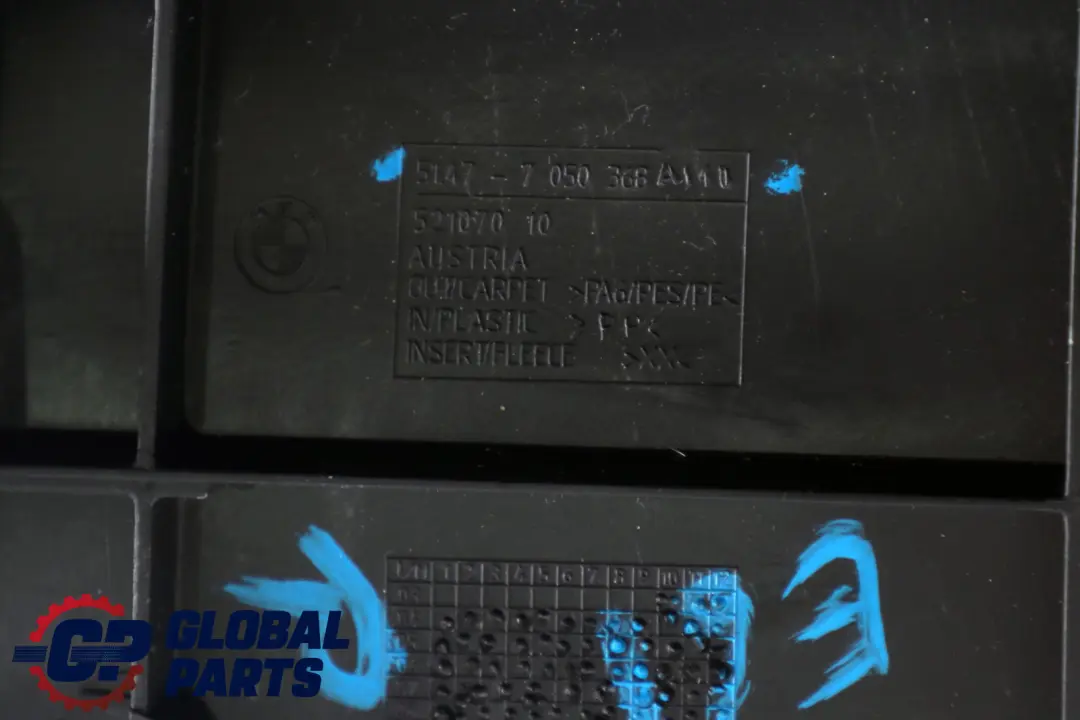 Tapicerka bagażnika prawa 7050368 do BMW E61 o numerze 6968334 BMW E61 Tapicerka bagażnika prawa 7050368 - SKU 6968334 - Numer Części 6968334