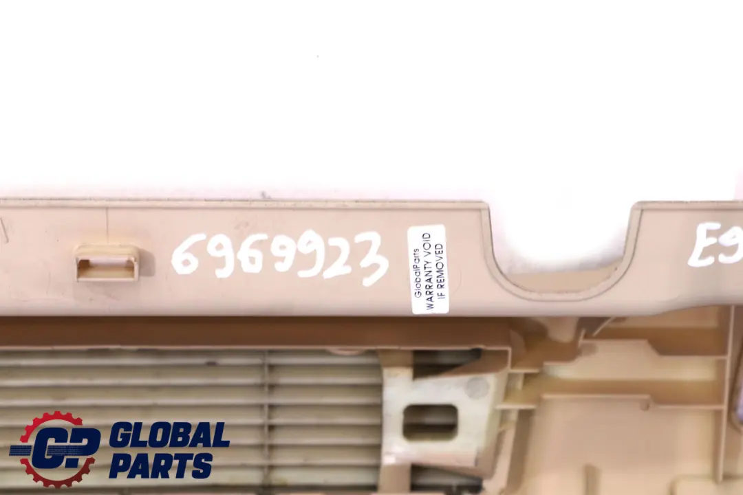 Panneau de Garniture de la Grille Centrale du Cabriolet Creme Beige pour BMW E93 à propos du numéro de pièce 6969923 BMW E93 Panneau de Garniture de la Grille Centrale du Cabriolet Creme Beige - SKU 6969923 - Numéro de pièce 6969923