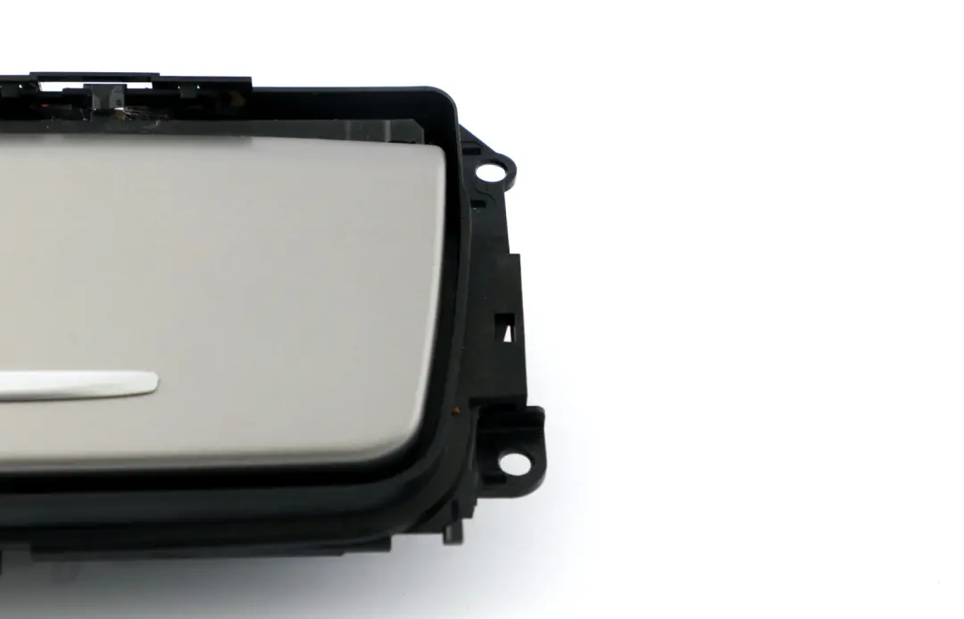 Trim Posacenere Accendino Centro Console Argento Titan Light per BMW E90 E91 con numero di parte 6970139 BMW E90 E91 Trim Posacenere Accendino Centro Console Argento Titan Light - SKU 6970139 - Numero di parte 6970139