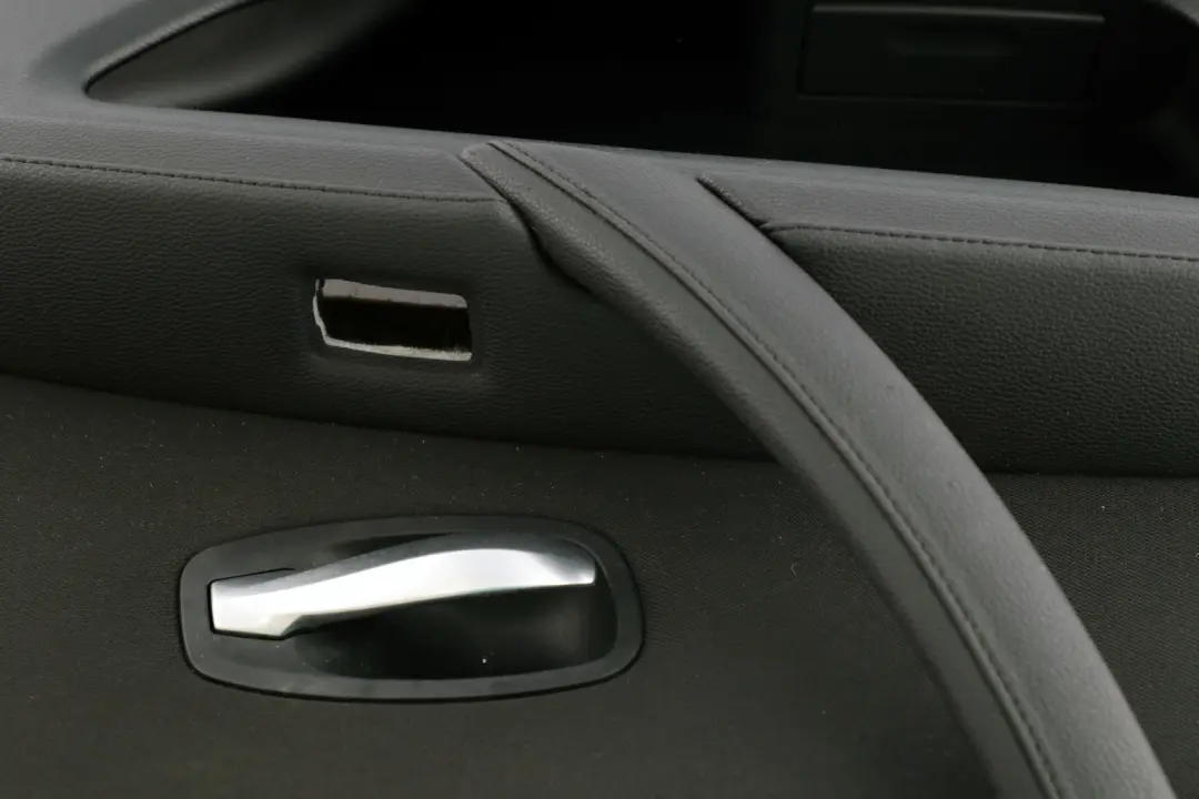 Pannello Rivestimento Scheda Porta Posteriore Destro Antracite per BMW LCI E60 E61 con numero di parte 6970972 BMW LCI E60 E61 Pannello Rivestimento Scheda Porta Posteriore Destro Antracite - SKU 6970972 - Numero di parte 6970972