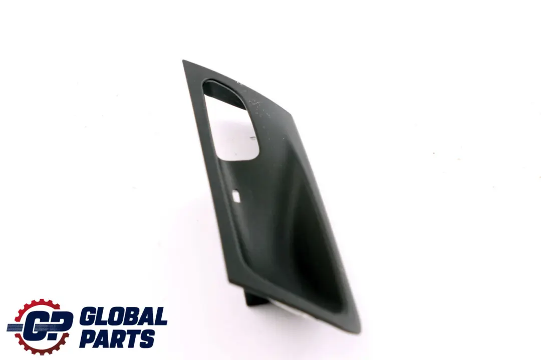 Interior Puerta Trasera Izquierda Tapa Abrepuertas Negro para BMW E70 con número de pieza 6973739 BMW E70 Interior Puerta Trasera Izquierda Tapa Abrepuertas Negro - SKU 6973739 - Número de pieza 6973739