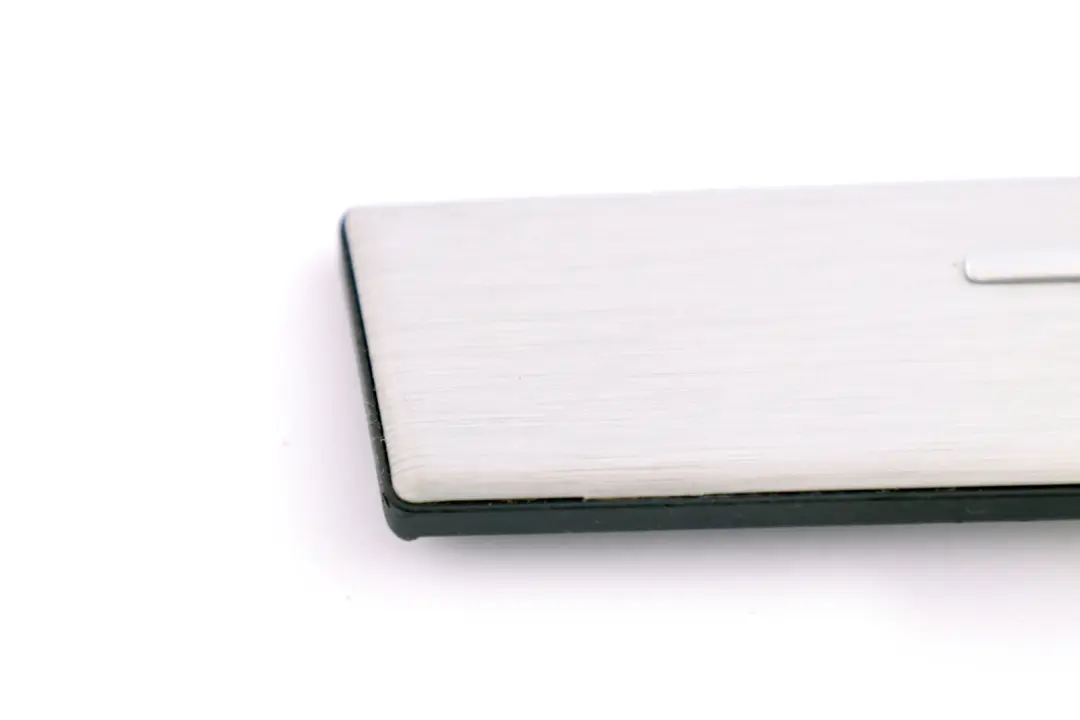 Blende Ascher Alu Feinschl für BMW 5 er E60 E61 LCI mit Teilenummer 9156030 BMW 5 er E60 E61 LCI Blende Ascher Alu Feinschl - SKU 6978693 - Teilenummer 9156030