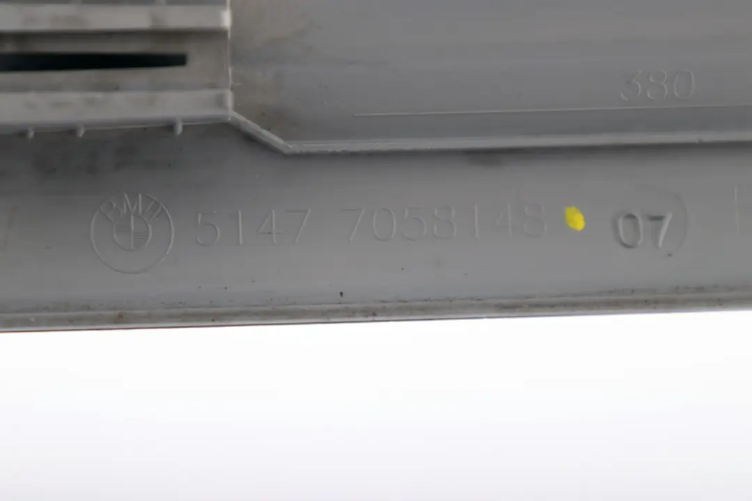 Striscia Copertura Ingresso Interno Destro Grigio per BMW E81 E82 E88 con numero di parte 7058148 BMW E81 E82 E88 Striscia Copertura Ingresso Interno Destro Grigio - SKU 6981708 - Numero di parte 7058148