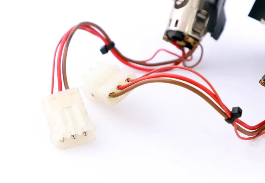 Osłona Gniazdo Zapalniczki 7002402 do BMW E65 E66 o numerze 6983820 BMW E65 E66 Osłona Gniazdo Zapalniczki 7002402 - SKU 6983820 - Numer Części 6983820