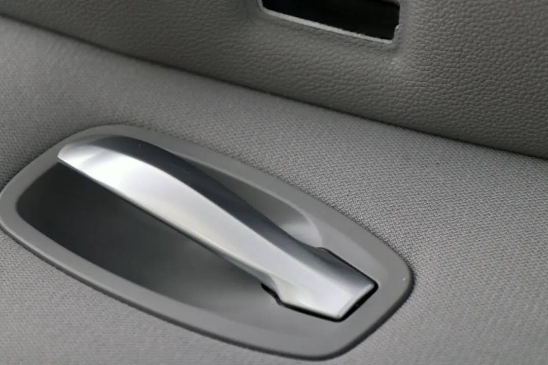 Türverkleidung Stoff Hinten Links Grau für BMW 5 er E60 E61 LCI mit Teilenummer 6984359 BMW 5 er E60 E61 LCI Türverkleidung Stoff Hinten Links Grau - SKU 6984359 - Teilenummer 6984359