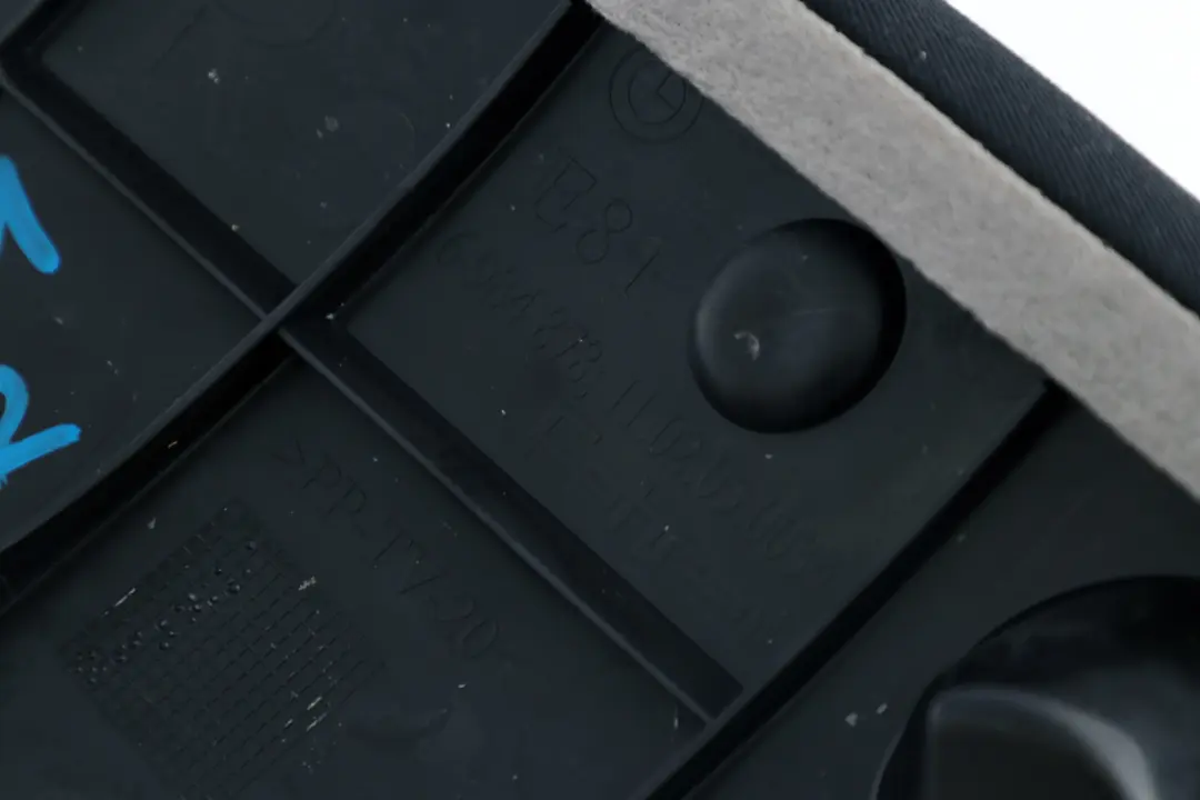 Boczek bok kanapy prawy tył do BMW E81 E82 o numerze 6984878 BMW E81 E82 Boczek bok kanapy prawy tył - SKU 6984878-1 - Numer Części 6984878