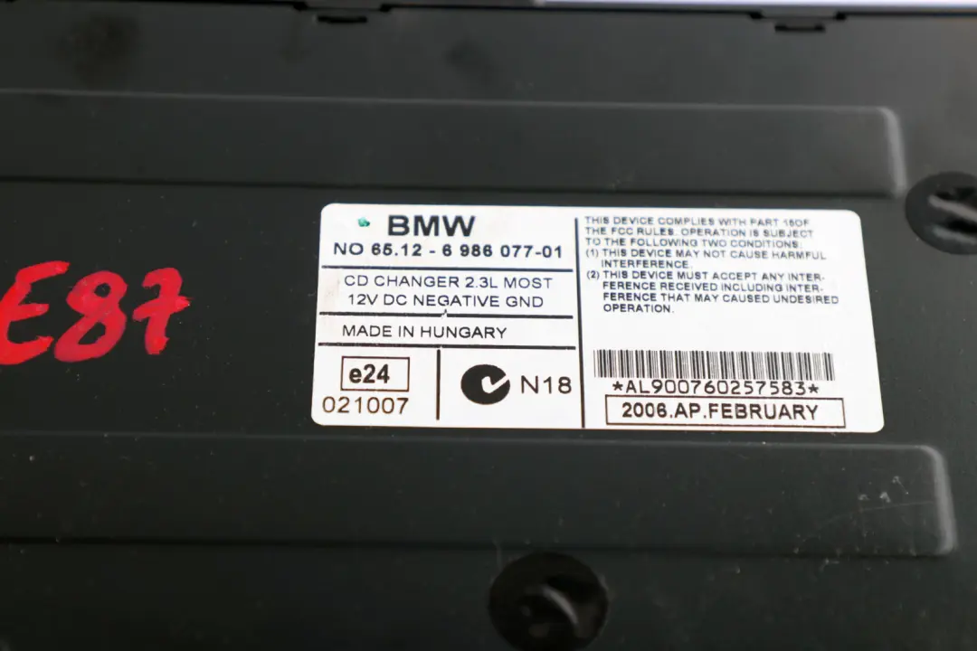 Zmieniarka CD Bez Magazynka do BMW E81 E87 E90 E92 o numerze 6986077 BMW E81 E87 E90 E92 Zmieniarka CD Bez Magazynka - SKU 6986077 - Numer Części 6986077