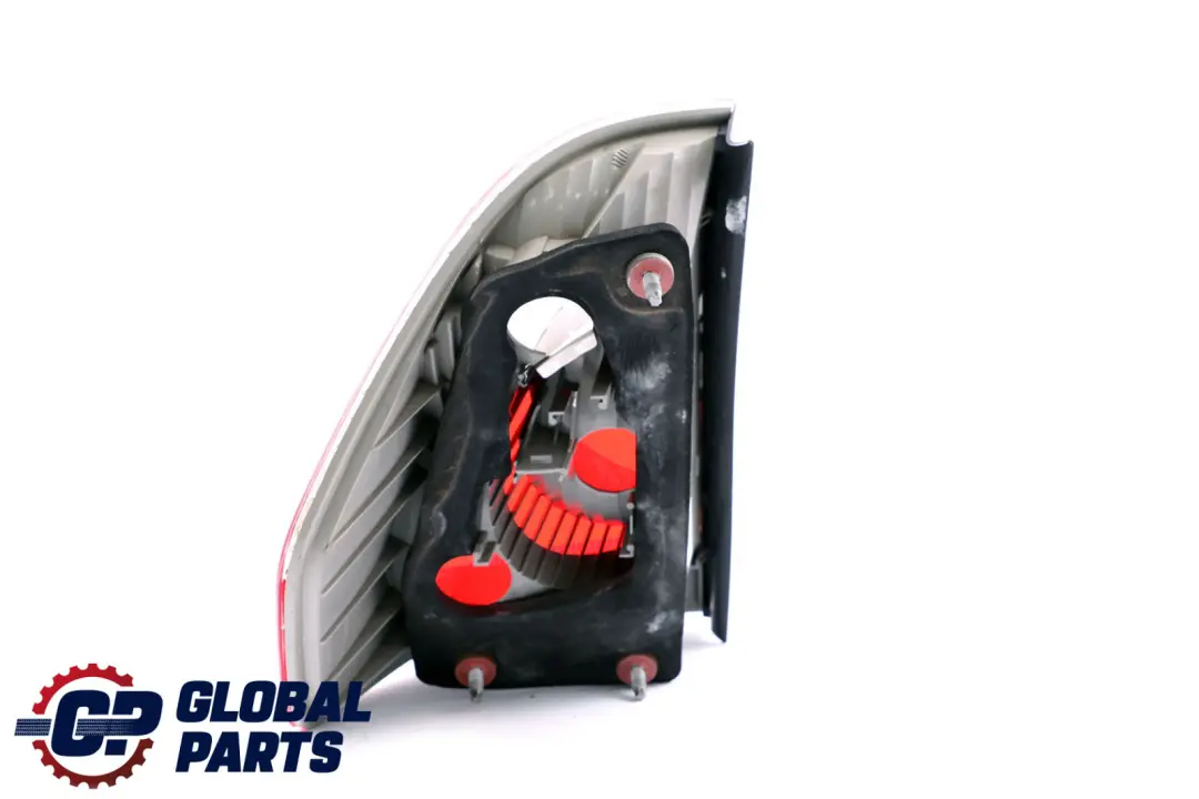 Feu arrière dans le panneau latéral droit pour BMW E83 à propos du numéro de pièce 6990170 BMW E83 Feu arrière dans le panneau latéral droit - SKU 6990170-1 - Numéro de pièce 6990170