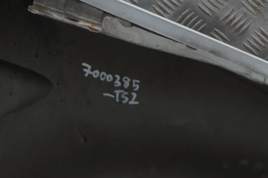 Fahrerseite Seitenwand vorne links Kotflügel Titansilber Silber für BMW X5 E53 mit Teilenummer 7000385 BMW X5 E53 Fahrerseite Seitenwand vorne links Kotflügel Titansilber Silber - SKU 7000385-TS2 - Teilenummer 7000385