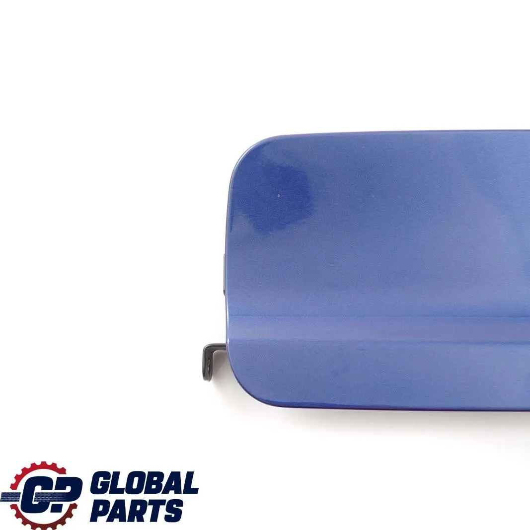 Fill In Flap Fuel Cover Le Mans Blau Blue Metallic 381 para BMW E53 con número de pieza 7001027 BMW E53 Fill In Flap Fuel Cover Le Mans Blau Blue Metallic 381 - SKU 7001027-LMB - Número de pieza 7001027