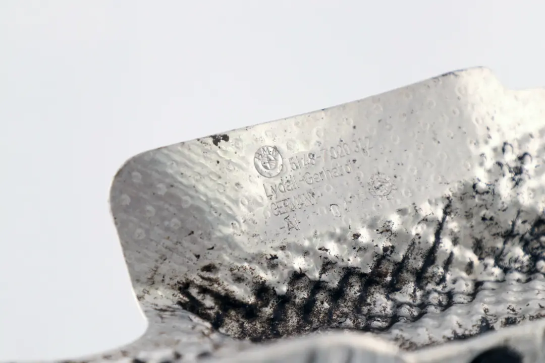 Centro De revestimiento del suelo para BMW E65 E66 E67 con número de pieza 7002379 BMW E65 E66 E67 Centro De revestimiento del suelo - SKU 7002379 - Número de pieza 7002379