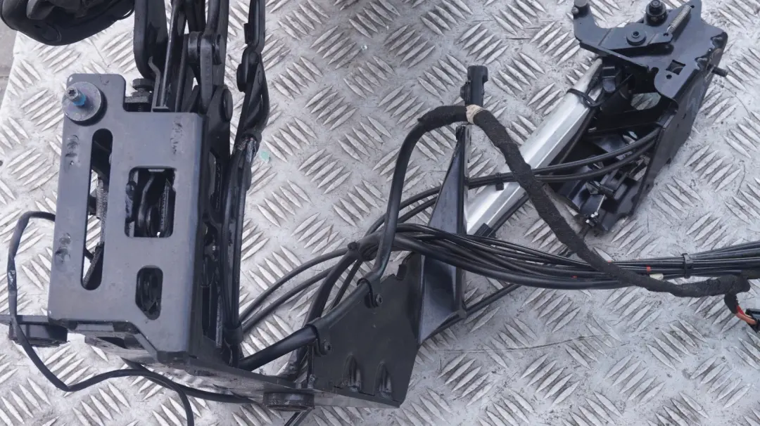 Dach składany schwarz do BMW E64 Cabrio o numerze 7003099 BMW E64 Cabrio Dach składany schwarz - SKU 7003099 - Numer Części 7003099