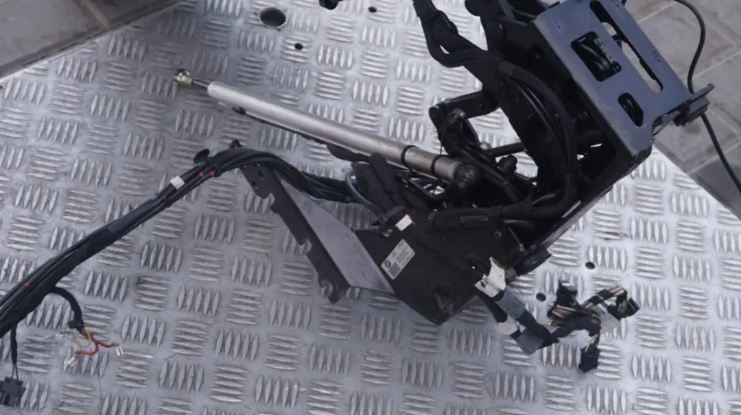 Retractable Folding Soft Top Roof to BMW 6 Series E64 Cabrio Convertible Rear with Part number 7003099 BMW 6 Series E64 Cabrio Convertible Rear Retractable Folding Soft Top Roof - SKU 7003099 - Part number 7003099