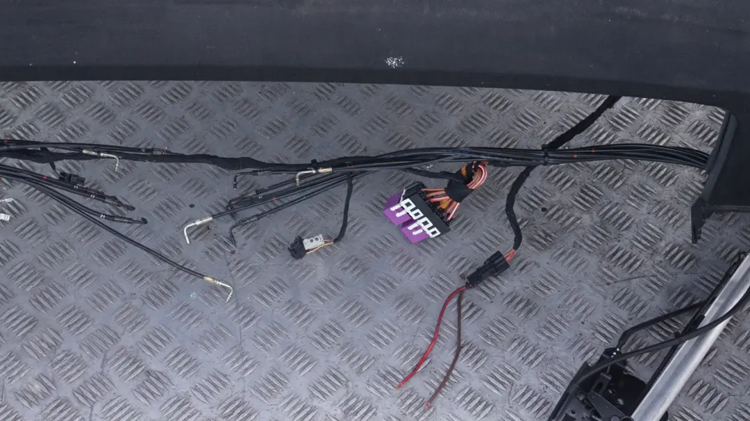 Dach składany schwarz do BMW E64 Cabrio o numerze 7003099 BMW E64 Cabrio Dach składany schwarz - SKU 7003099 - Numer Części 7003099