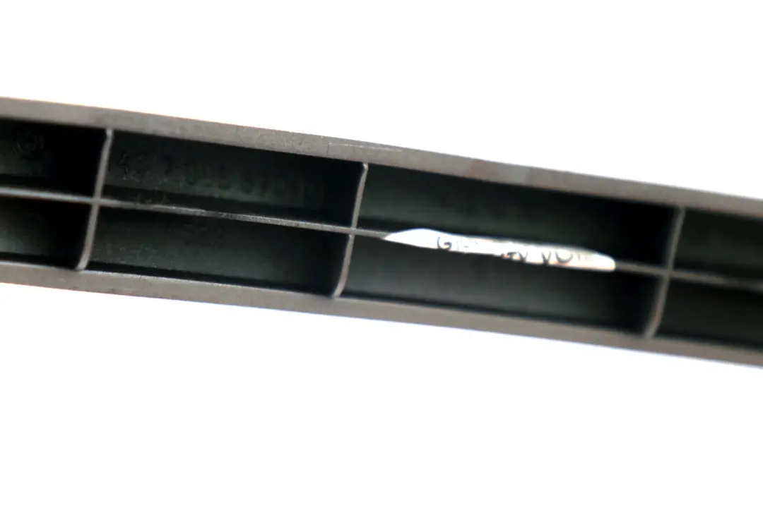 Banda Decorativa Columna B Centro Derecha Plata Oscuro para BMW E65 E66 con número de pieza 7006870 BMW E65 E66 Banda Decorativa Columna B Centro Derecha Plata Oscuro - SKU 7006870 - Número de pieza 7006870