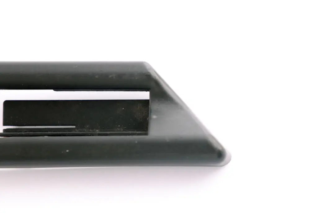 Blende Hinten Links Schwarz 7007703 für BMW 5 7 er E60 E65 E66 mit Teilenummer 7007705 BMW 5 7 er E60 E65 E66 Blende Hinten Links Schwarz 7007703 - SKU 7007705 - Teilenummer 7007705