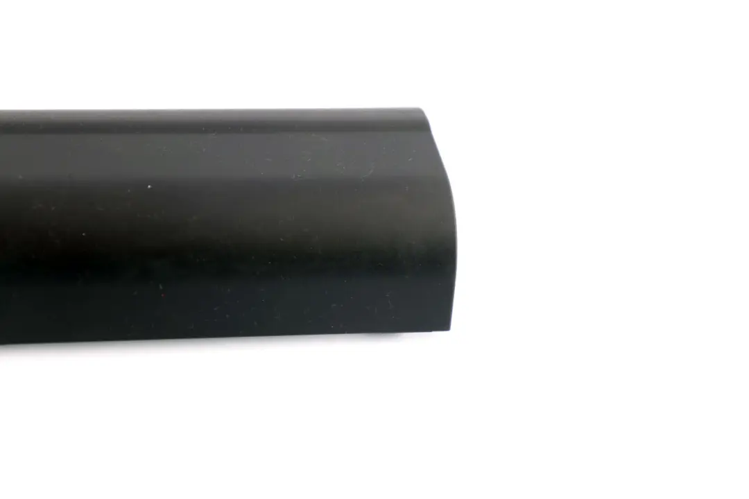 Finitura guida superiore anteriore sinistra Nero per BMW E60 E61 E65 con numero di parte 7007727 BMW E60 E61 E65 Finitura guida superiore anteriore sinistra Nero - SKU 7007729 - Numero di parte 7007727