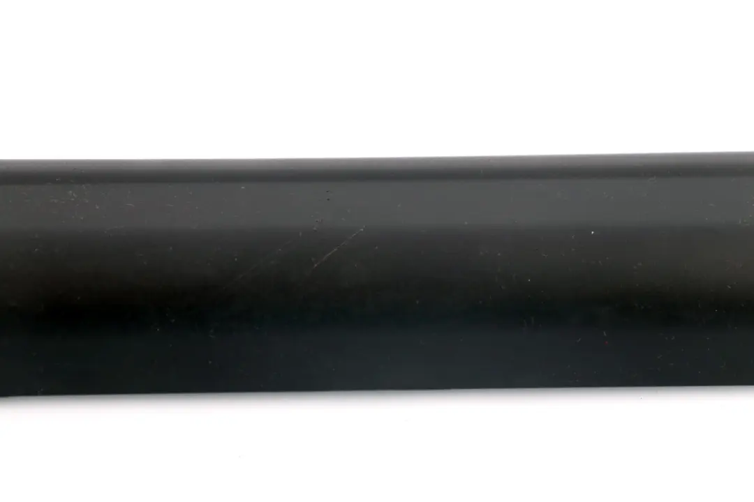 Finitura guida superiore anteriore sinistra Nero per BMW E60 E61 E65 con numero di parte 7007727 BMW E60 E61 E65 Finitura guida superiore anteriore sinistra Nero - SKU 7007729 - Numero di parte 7007727