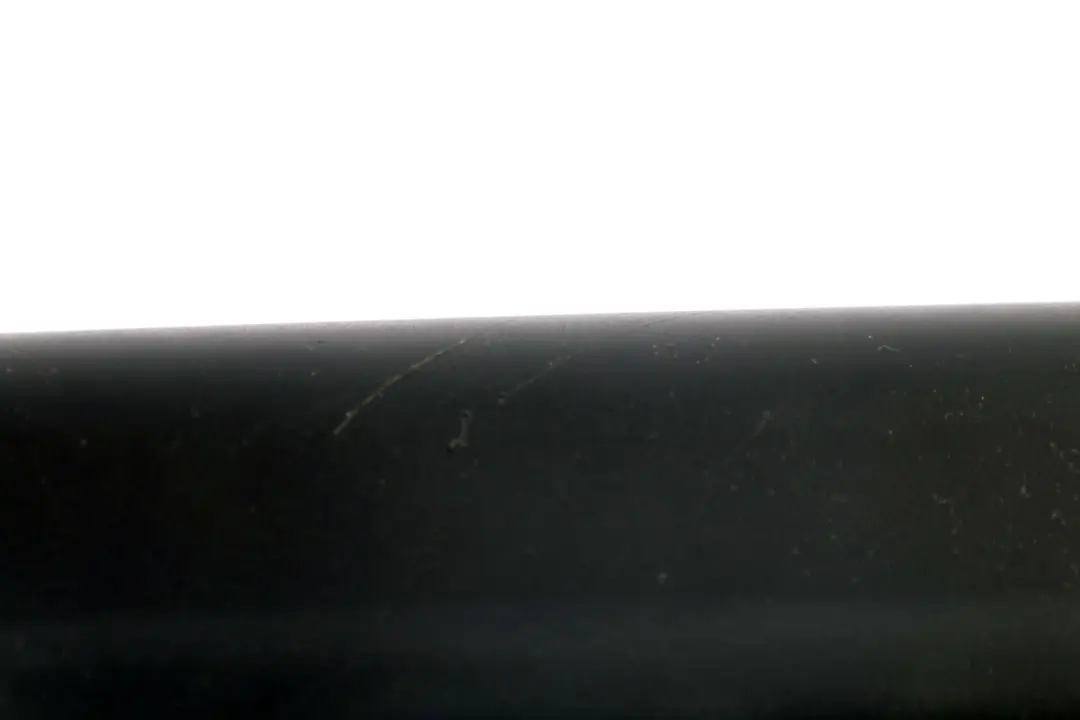 Finitura guida superiore anteriore sinistra Nero per BMW E60 E61 E65 con numero di parte 7007727 BMW E60 E61 E65 Finitura guida superiore anteriore sinistra Nero - SKU 7007729 - Numero di parte 7007727