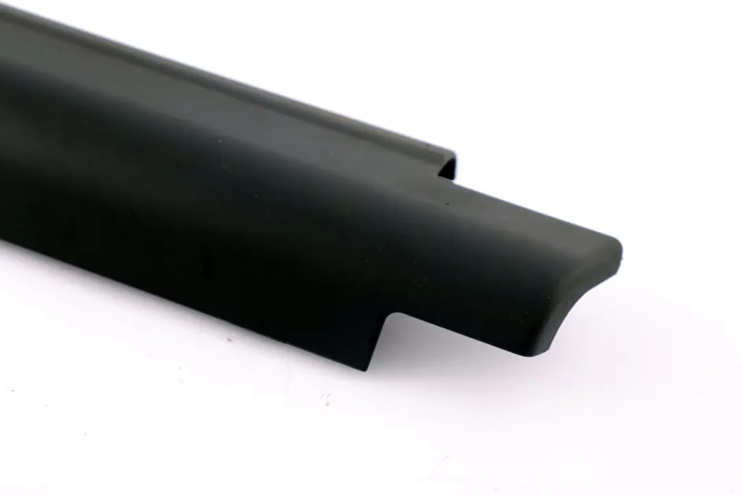 Finitura guida superiore anteriore destra nero 7007728 per BMW E60 E61 E65 con numero di parte 7007727 BMW E60 E61 E65 Finitura guida superiore anteriore destra nero 7007728 - SKU 7007730 - Numero di parte 7007727