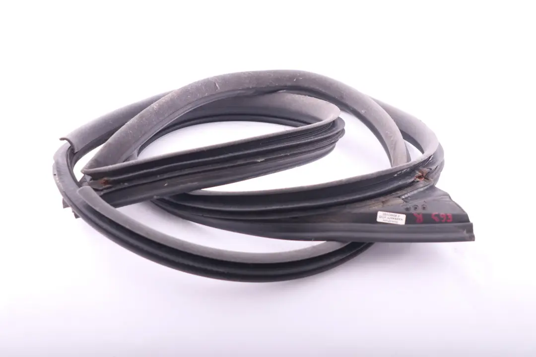 Joint protection bord porte avant droite Basaltgrau Grey pour BMW E63 à propos du numéro de pièce 7008582 BMW E63 Joint protection bord porte avant droite Basaltgrau Grey - SKU 7008582 - Numéro de pièce 7008582