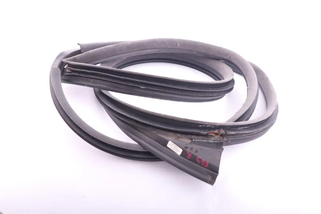 Joint protection bord porte avant droite Basaltgrau Grey pour BMW E63 à propos du numéro de pièce 7008582 BMW E63 Joint protection bord porte avant droite Basaltgrau Grey - SKU 7008582 - Numéro de pièce 7008582